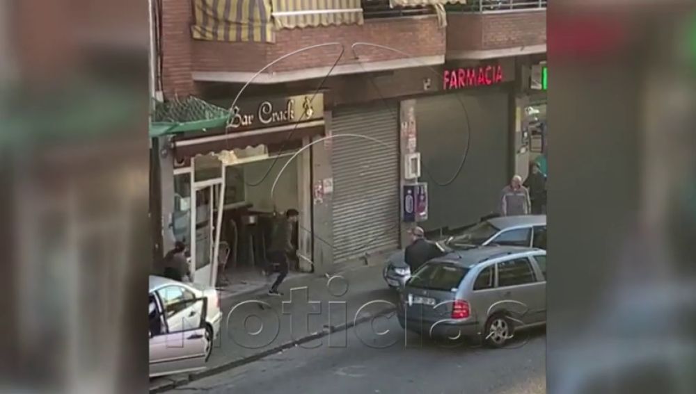 Brutal pelea con palos, hachas y un coche empotrado en un bar de Badalona