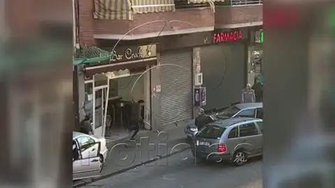 Brutal pelea con palos, hachas y un coche empotrado en un bar de Badalona Brutal pelea con palos, hachas y un coche empotrado en un bar de Badalona