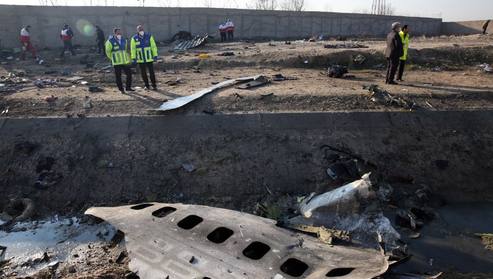 Restos de Boeing 737 siniestrado. Ucrania no se cree el accidente y apunta a un impacto de un misil o a un atentado
