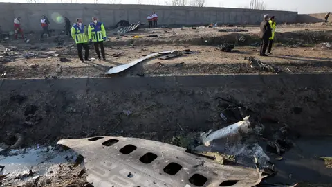 Restos de Boeing 737 siniestrado. Ucrania no se cree el accidente y apunta a un impacto de un misil o a un atentado Restos de Boeing 737 siniestrado. Ucrania no se cree el accidente y apunta a un impacto de un misil o a un atentado