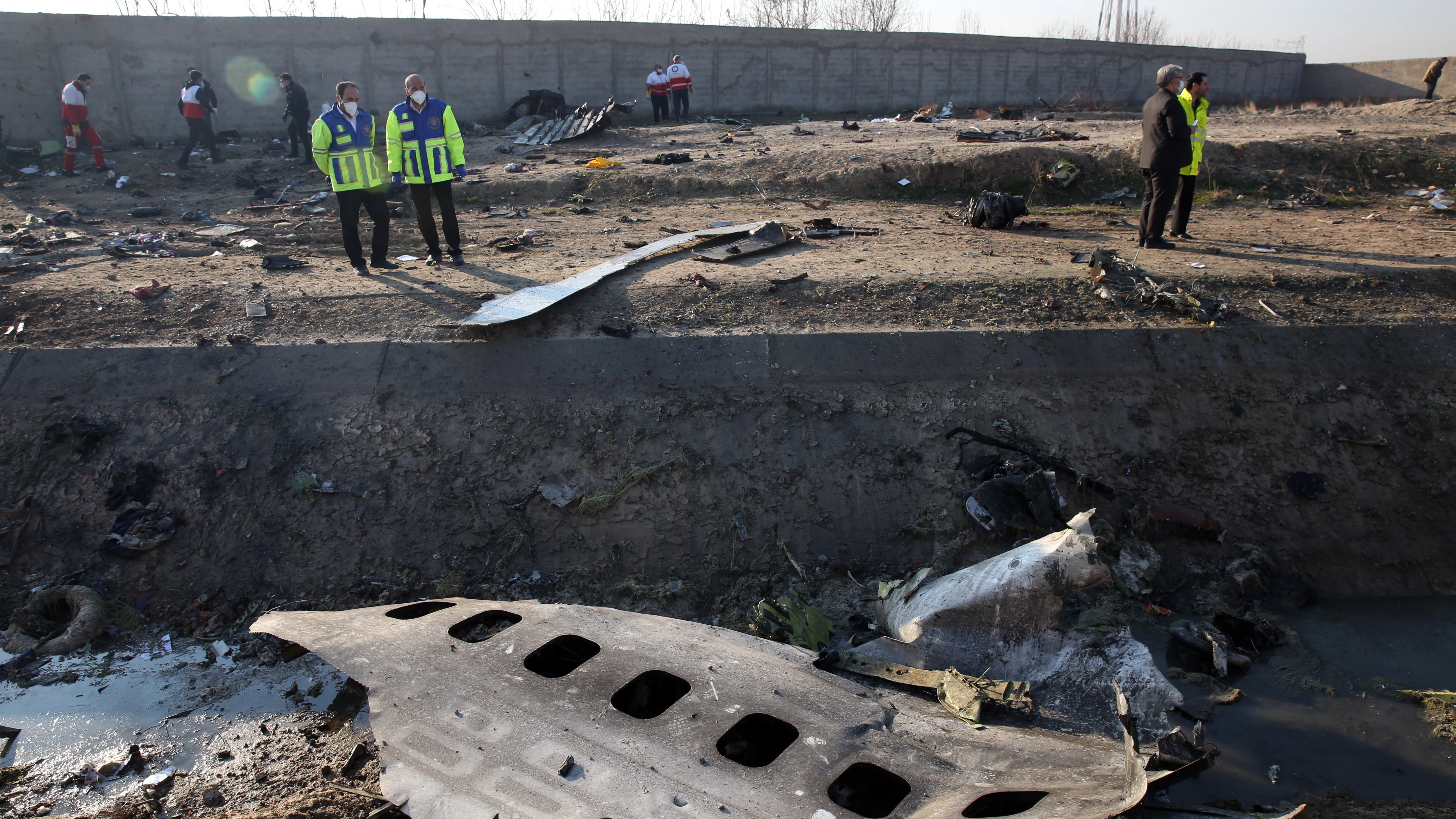 Restos de Boeing 737 siniestrado. Ucrania no se cree el accidente y apunta a un impacto de un misil o a un atentado
