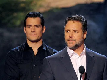 Henry Cavill junto a Russell Crowe Henry Cavill junto a Russell Crowe