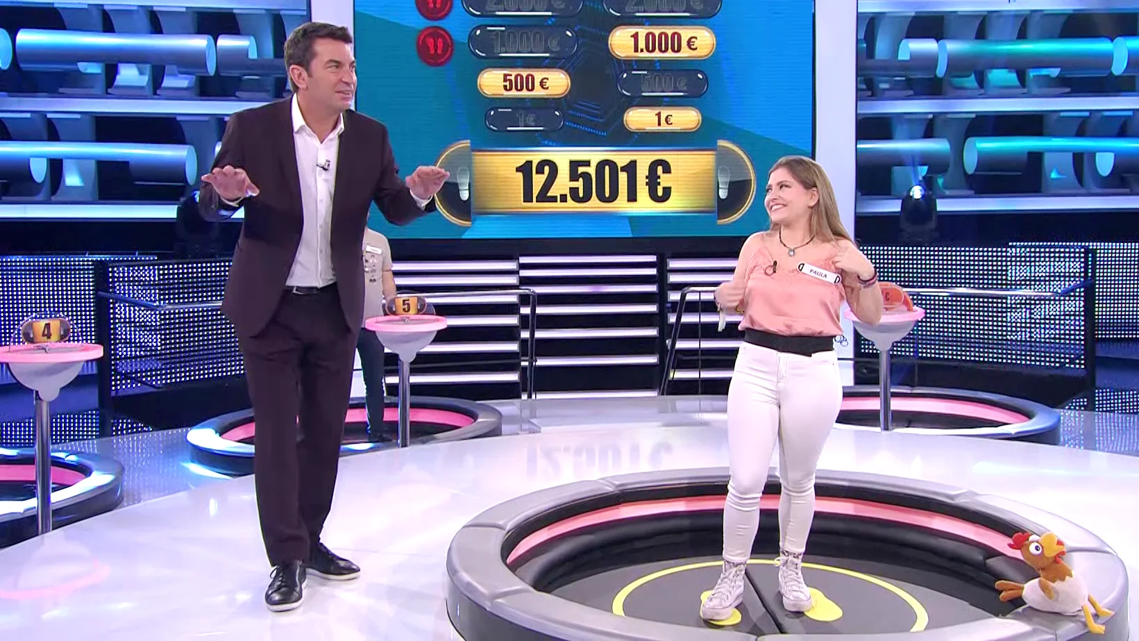 El divertido cachondeo de Arturo Valls con la altura de Paula en '¡Ahora caigo!' El divertido cachondeo de Arturo Valls con la altura de Paula en '¡Ahora caigo!'