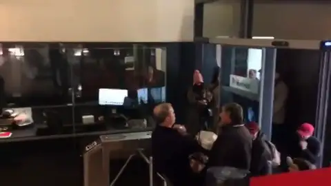 Sentada de Hogar Social Madrid en la sede del PSOE en Ferraz Sentada de Hogar Social Madrid en la sede del PSOE en Ferraz