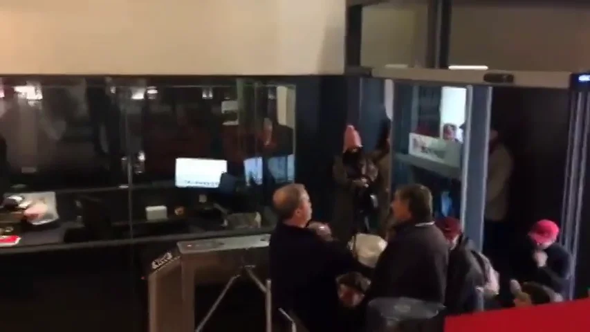 Sentada de Hogar Social Madrid en la sede del PSOE en Ferraz Sentada de Hogar Social Madrid en la sede del PSOE en Ferraz