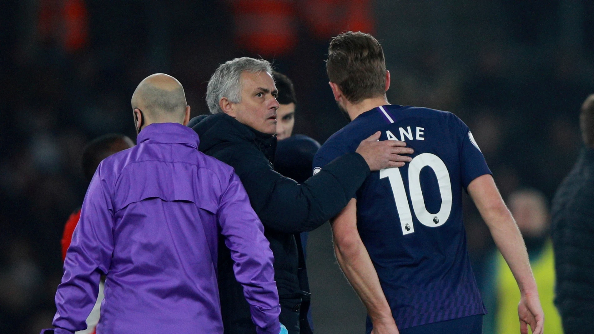 Harry Kane retirándose visiblemente dolido del terreno de juego Harry Kane retirándose visiblemente dolido del terreno de juego