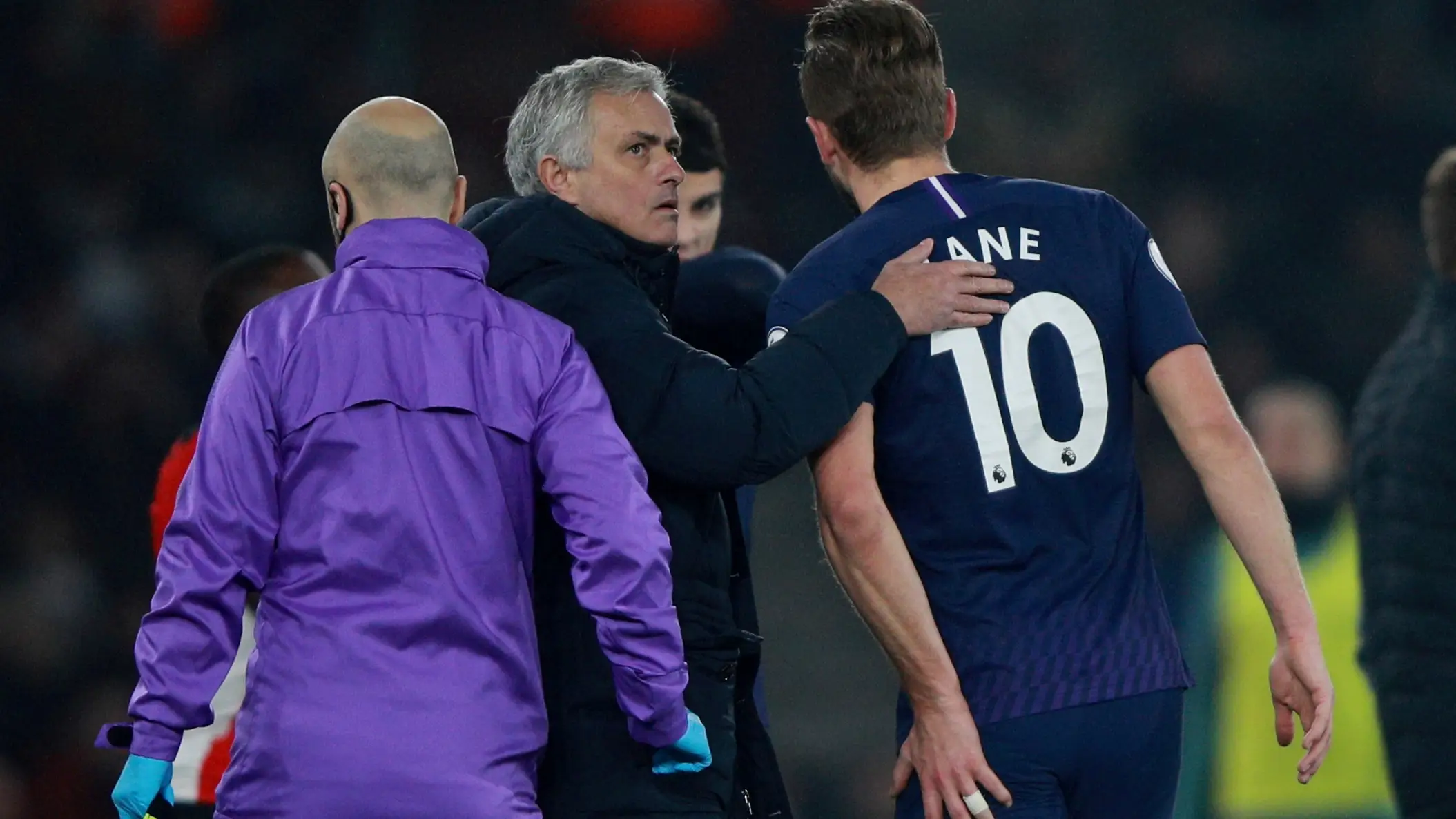Harry Kane retirándose visiblemente dolido del terreno de juego Harry Kane retirándose visiblemente dolido del terreno de juego
