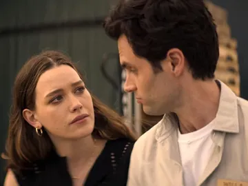 Victoria Pedretti y Penn Badgley como Love y Joe en 'You' Victoria Pedretti y Penn Badgley como Love y Joe en 'You'