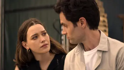 Victoria Pedretti y Penn Badgley como Love y Joe en 'You' Victoria Pedretti y Penn Badgley como Love y Joe en 'You'