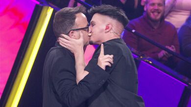 Àngel Llàcer y Dani, de Gemeliers, protagonistas del primer beso de la octava edición de ‘Tu cara me suena’
