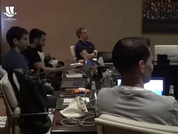 El 'scouting' de Luis Enrique y su cuerpo técnico en Yeda: "Este me recuerda a Xavi" El 'scouting' de Luis Enrique y su cuerpo técnico en Yeda: "Este me recuerda a Xavi"