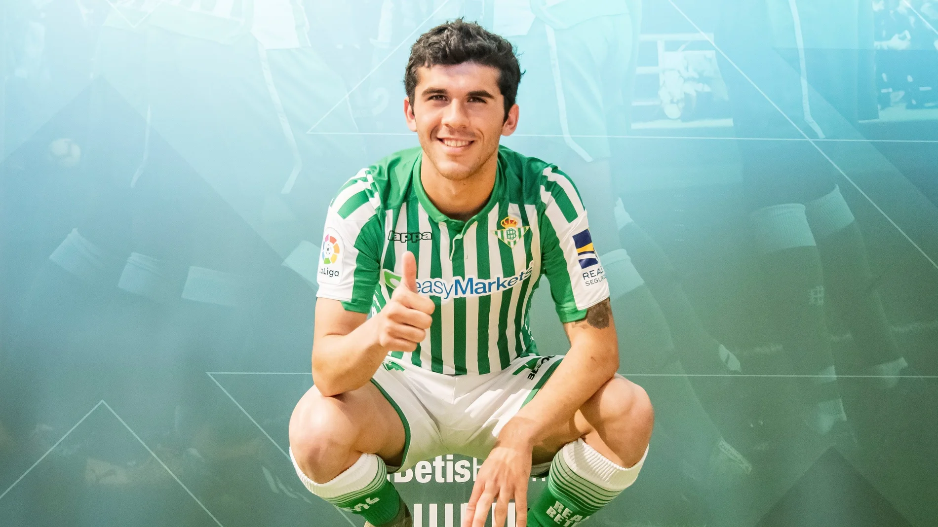 Carles Aleñá posando con la camiseta del Betis en su presentación Carles Aleñá posando con la camiseta del Betis en su presentación