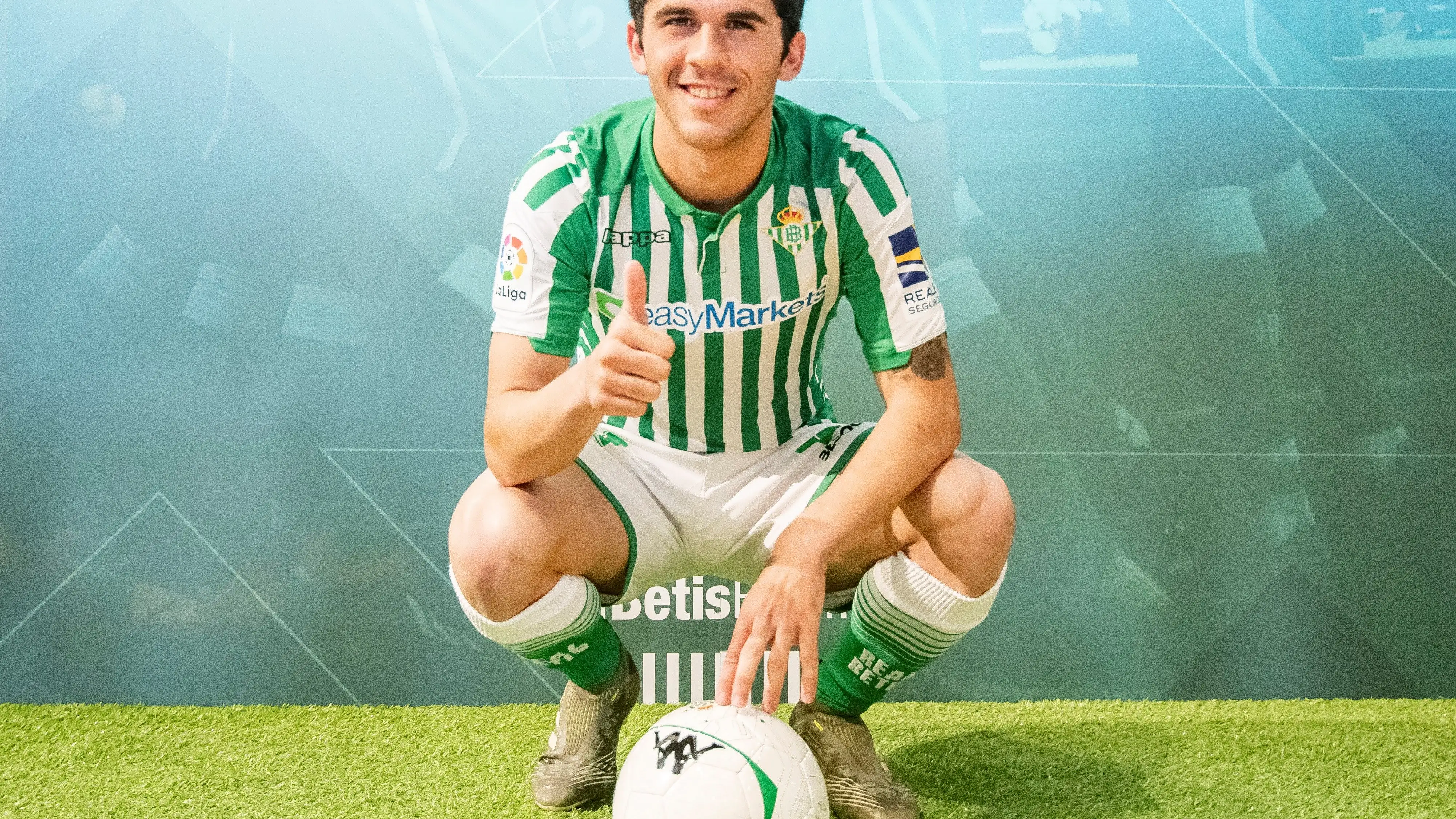 Carles Ale&ntilde;&aacute; posando con la camiseta del Betis en su presentaci&oacute;n