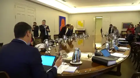 La oposición recibe al Gobierno con acusaciones de despilfarro y división La oposición recibe al Gobierno con acusaciones de despilfarro y división