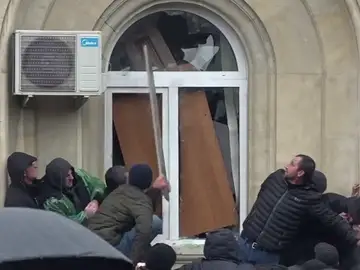 Cientos de manifestantes asaltan la sede del gobierno de Abjasia para exigir la marcha del actual presidente, Georgia Cientos de manifestantes asaltan la sede del gobierno de Abjasia para exigir la marcha del actual presidente, Georgia