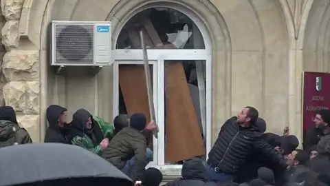Cientos de manifestantes asaltan la sede del gobierno de Abjasia para exigir la marcha del actual presidente, Georgia Cientos de manifestantes asaltan la sede del gobierno de Abjasia para exigir la marcha del actual presidente, Georgia