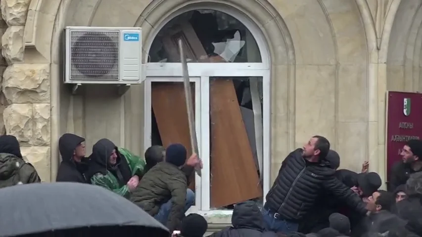 Cientos de manifestantes asaltan la sede del gobierno de Abjasia para exigir la marcha del actual presidente, Georgia