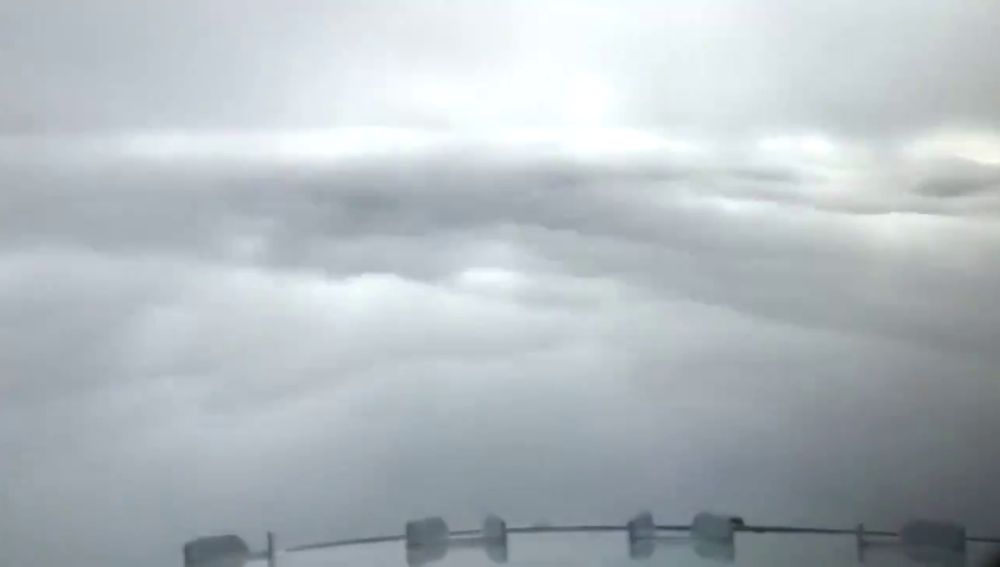 Un piloto graba un espectacular aterrizaje en medio de la niebla
