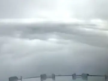 Un piloto graba un espectacular aterrizaje en medio de la niebla Un piloto graba un espectacular aterrizaje en medio de la niebla