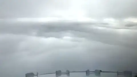 Un piloto graba un espectacular aterrizaje en medio de la niebla Un piloto graba un espectacular aterrizaje en medio de la niebla