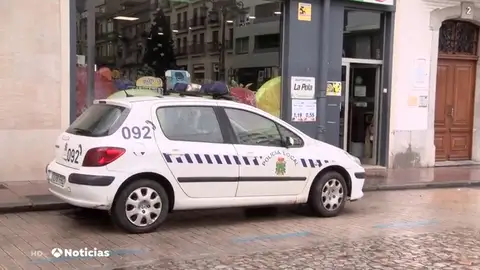 Coche de la Policía de Pola de Siero, en Asturias Coche de la Policía de Pola de Siero, en Asturias