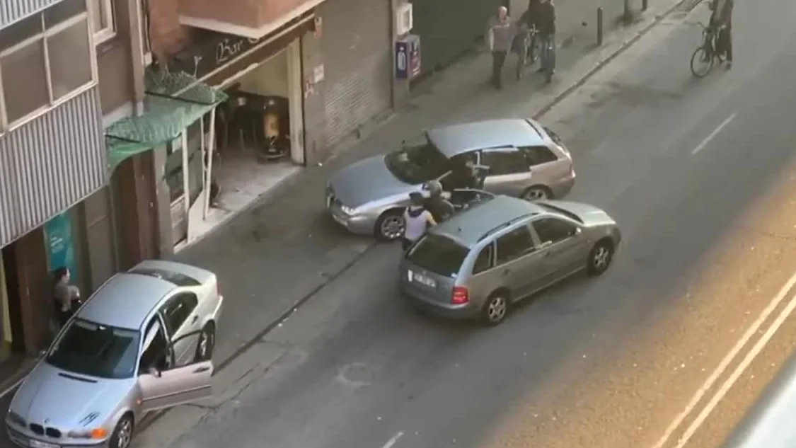 Brutal pelea en un bar de Badalona Brutal pelea en un bar de Badalona