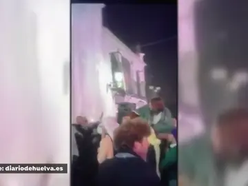 La simulación de una procesión en la ermita del Rocío durante la Nochevieja que divide a la gente de Huelva La simulación de una procesión en la ermita del Rocío durante la Nochevieja que divide a la gente de Huelva