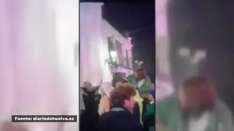 La simulación de una procesión en la ermita del Rocío durante la Nochevieja que divide a la gente de Huelva La simulación de una procesión en la ermita del Rocío durante la Nochevieja que divide a la gente de Huelva