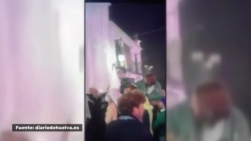 La simulación de una procesión en la ermita del Rocío durante la Nochevieja que divide a la gente de Huelva La simulación de una procesión en la ermita del Rocío durante la Nochevieja que divide a la gente de Huelva