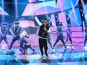 El Monaguillo lo da todo en el escenario como Daddy Yankee en ‘Con calma’ El Monaguillo lo da todo en el escenario como Daddy Yankee en ‘Con calma’