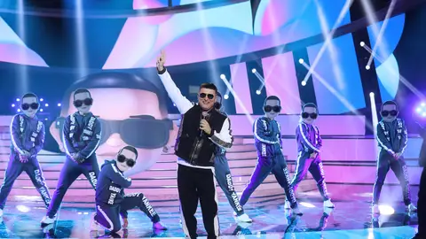 El Monaguillo lo da todo en el escenario como Daddy Yankee en ‘Con calma’ El Monaguillo lo da todo en el escenario como Daddy Yankee en ‘Con calma’