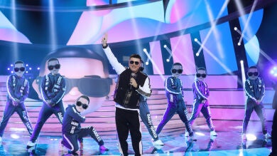 El Monaguillo lo da todo en el escenario como Daddy Yankee en ‘Con calma’