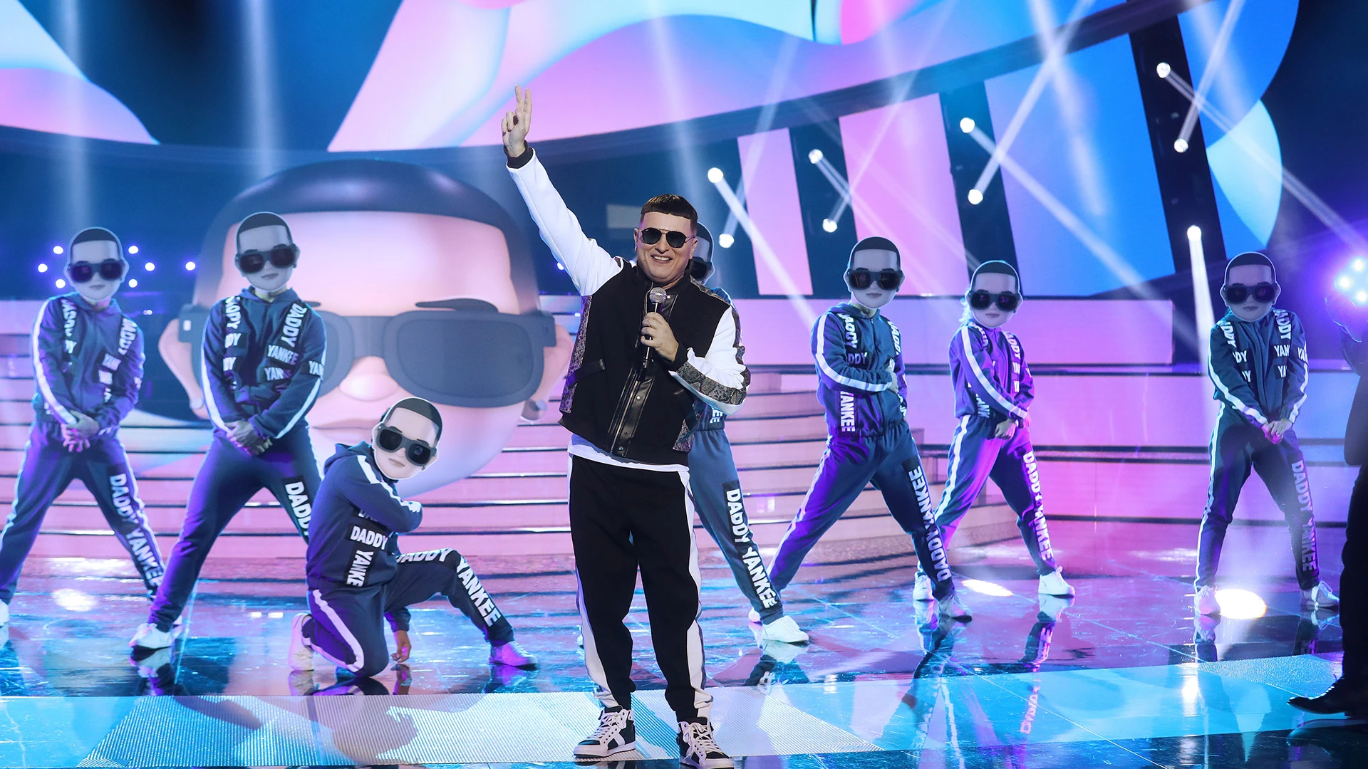El Monaguillo lo da todo en el escenario como Daddy Yankee en ‘Con calma’