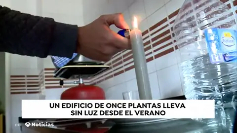 Un edificio de 47 viviendas lleva cinco meses sin electricidad en Jinámar, Canarias Un edificio de 47 viviendas lleva cinco meses sin electricidad en Jinámar, Canarias