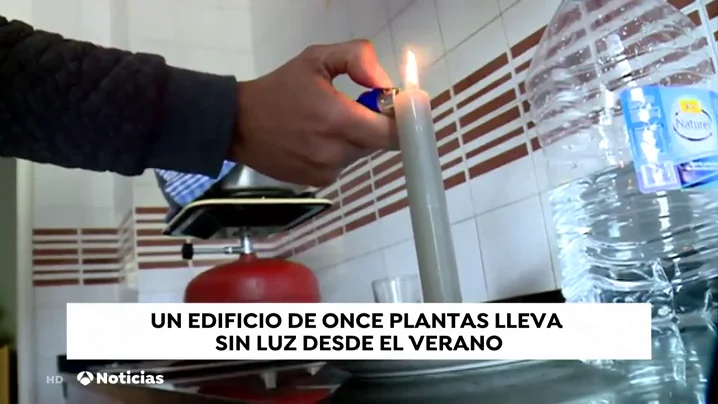Un edificio de 47 viviendas lleva cinco meses sin electricidad en Jin&aacute;mar, Canarias