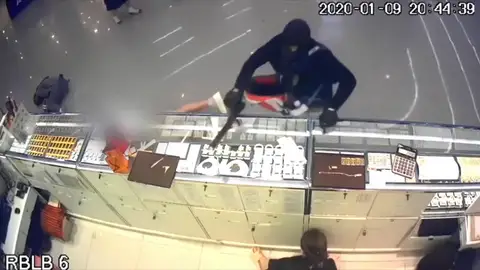 La terrible escena en la que un ladrón dispara y mata a un niño de dos años en una joyería de Tailandia La terrible escena en la que un ladrón dispara y mata a un niño de dos años en una joyería de Tailandia