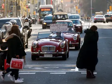 Más de centenar de coches históricos se movilizan en Barcelona contra la ZBE Más de centenar de coches históricos se movilizan en Barcelona contra la ZBE