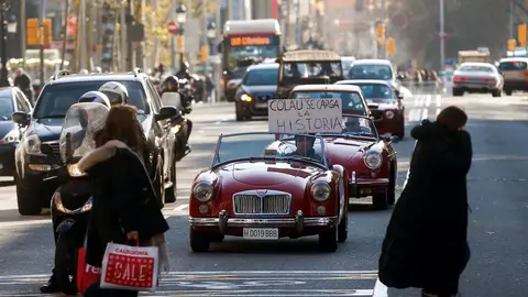 Más de centenar de coches históricos se movilizan en Barcelona contra la ZBE Más de centenar de coches históricos se movilizan en Barcelona contra la ZBE