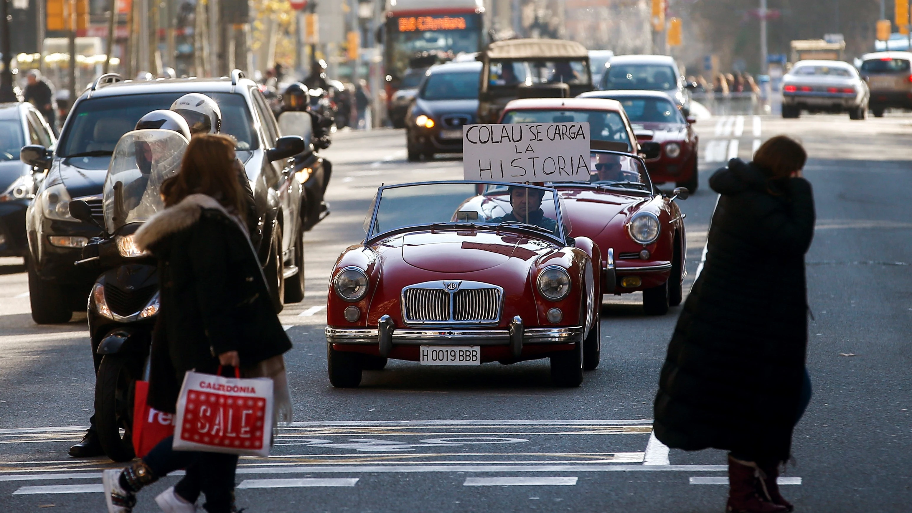 Más de centenar de coches históricos se movilizan en Barcelona contra la ZBE Más de centenar de coches históricos se movilizan en Barcelona contra la ZBE