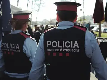 Dos agentes de Mossos d'Esquadra (Archivo) Dos agentes de Mossos d'Esquadra (Archivo)