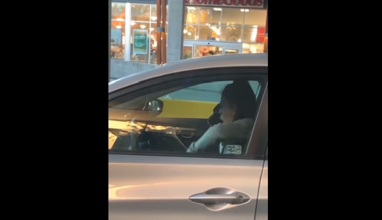 Mujer es grabada mientras canta en su coche
