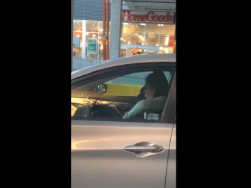 Mujer es grabada mientras canta en su coche