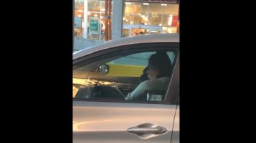 Mujer es grabada mientras canta en su coche