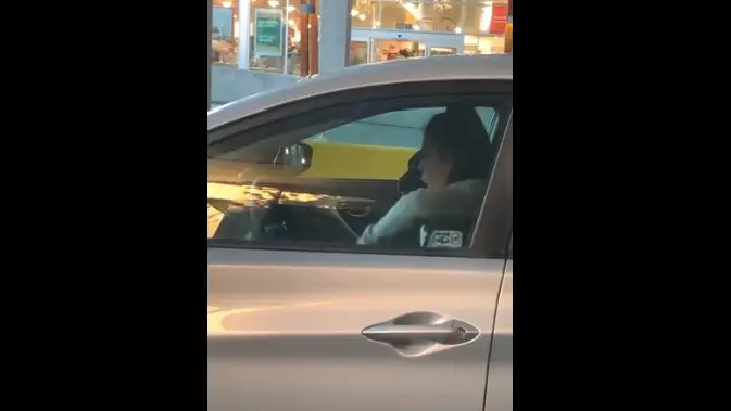 Mujer es grabada mientras canta en su coche