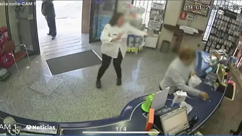 Un hombre asalta a mano armada una farmacia de Coria del Río (Sevilla) y es grabado por las cámaras de seguridad Un hombre asalta a mano armada una farmacia de Coria del Río (Sevilla) y es grabado por las cámaras de seguridad