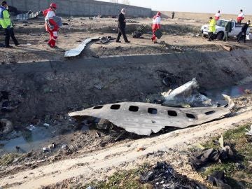 Imagen de los restos del avión derribado en Teherán