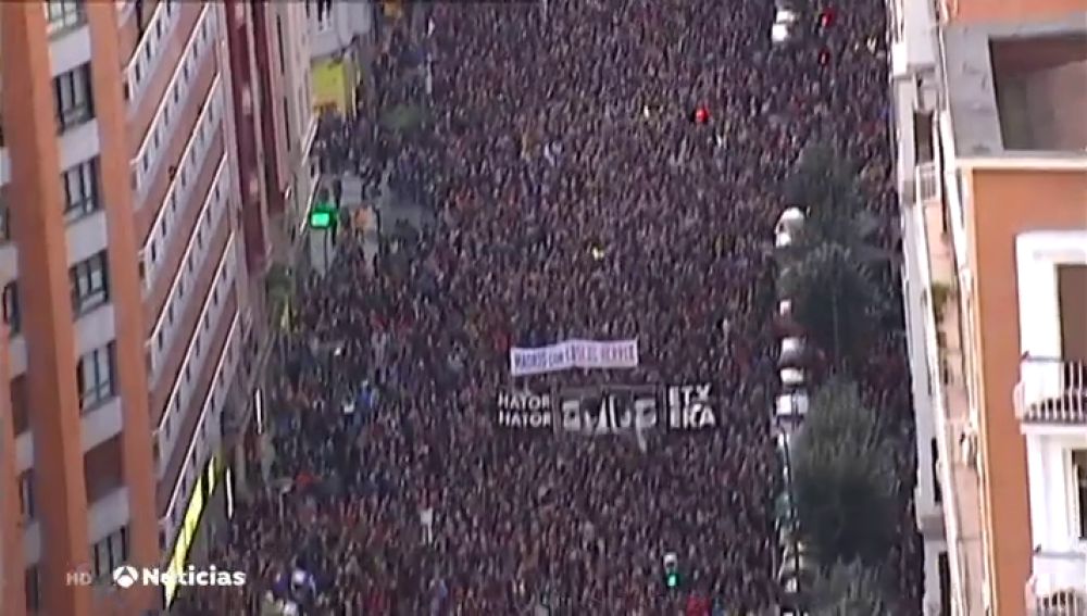 Miles de personas participan en una manifestación por el acercamiento de los etarras al País Vasco