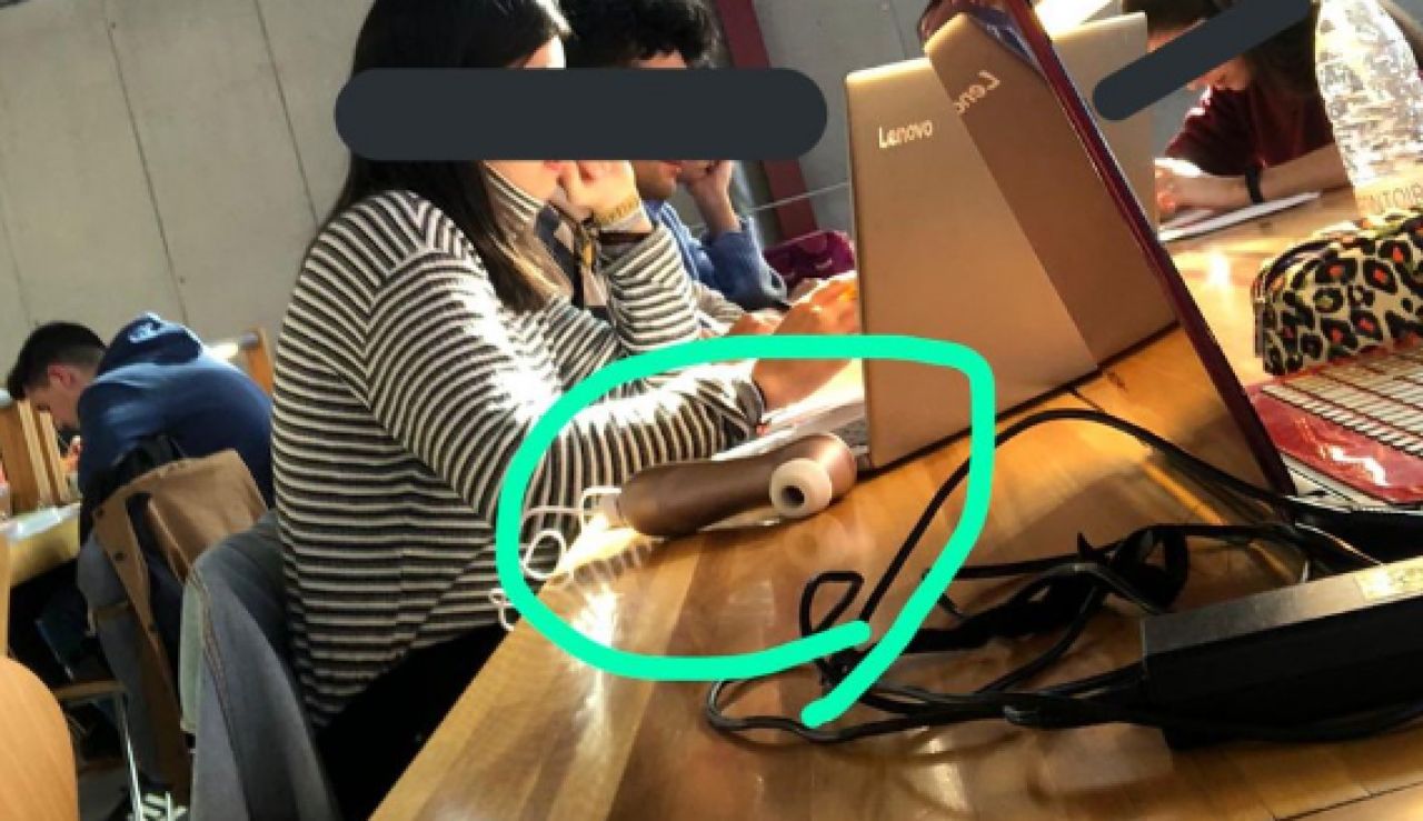 Satisfyer en la biblioteca de la Universidad de A Coruña