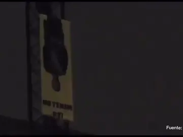 Varios encapuchados cuelgan una pancarta del Rey boca abajo en Vic, Barcelona: "No tenemos rey" Varios encapuchados cuelgan una pancarta del Rey boca abajo en Vic, Barcelona: "No tenemos rey"