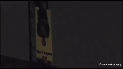 Varios encapuchados cuelgan una pancarta del Rey boca abajo en Vic, Barcelona: "No tenemos rey" Varios encapuchados cuelgan una pancarta del Rey boca abajo en Vic, Barcelona: "No tenemos rey"